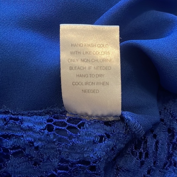 Royal Blue Open Back Blouse with Lace Back by Gibson Latimer Size Large - Picture 8 of 9